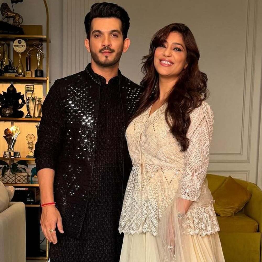 Arjun Bijlani gushes over wife Neha Swami as she cheers for him on Laughter Chefs; drop...
