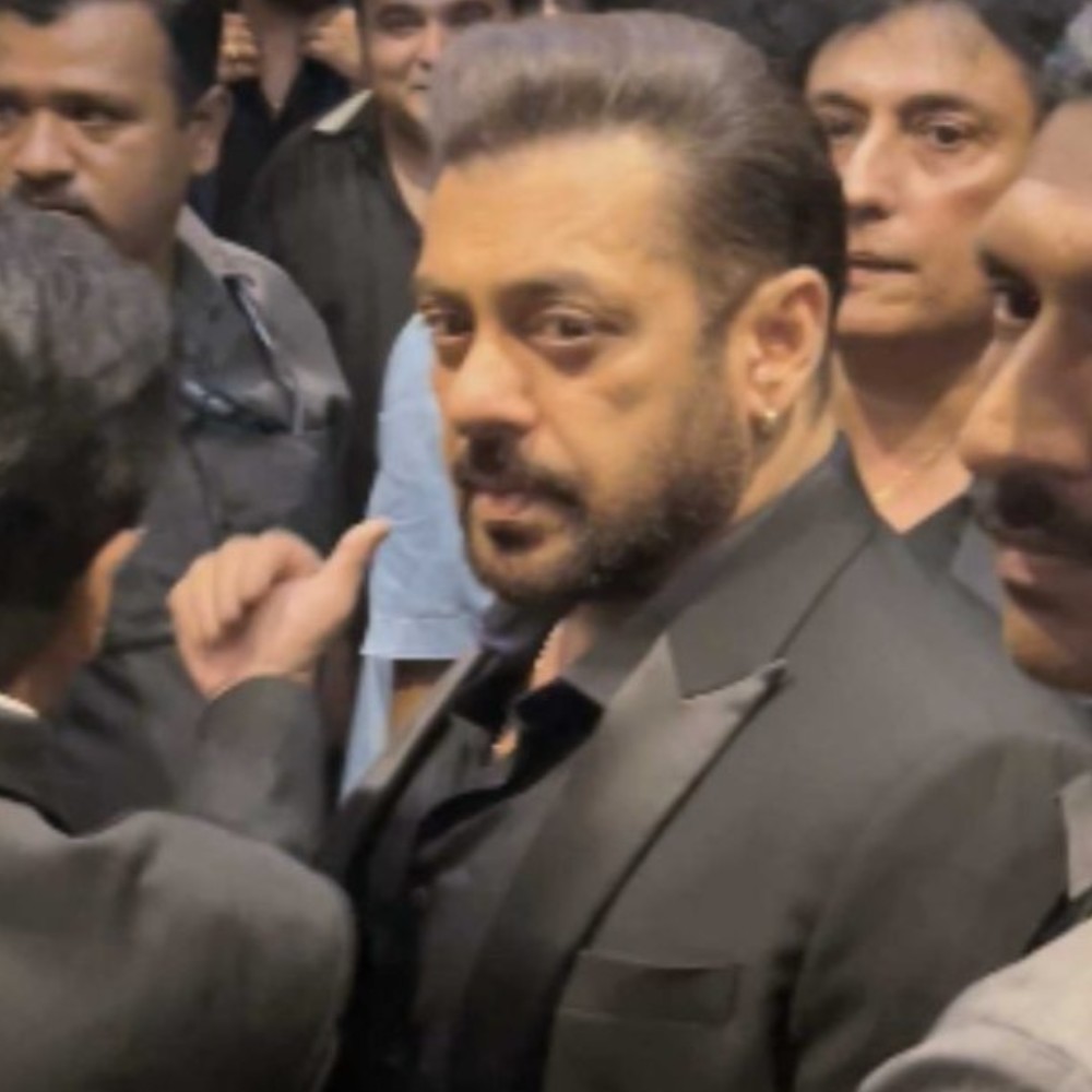 Salman Khan hugs new bride Sonakshi Sinha, greets Zaheer Iqbal at their wedding reception in UNSEEN video Salman Khan hugs new bride Sonakshi Sinha, greets Zaheer Iqbal at their wedding reception in UNSEEN video