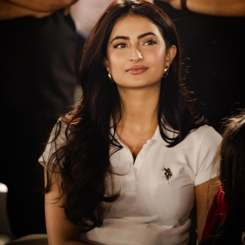 Palak Tiwari channels her inner GenZ in her green crop top and boyfriend jeans; WATCH