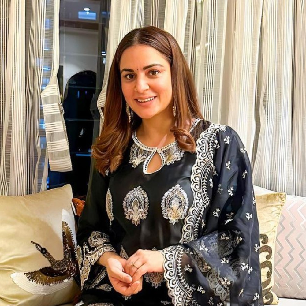 Kundali Bhagya actress Shraddha Arya radiates happiness as she offers puja with husband; fans shower love Kundali Bhagya actress Shraddha Arya radiates happiness as she offers puja with husband; fans shower love