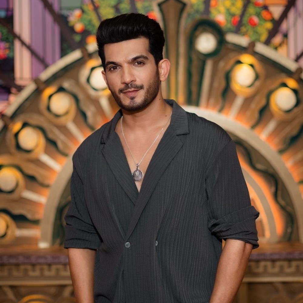 Arjun Bijlani brings laughs with candid behind-the-scenes peek from Laughter Chefs; Karan Kundrra REACTS Arjun Bijlani brings laughs with candid behind-the-scenes peek from Laughter Chefs; Karan Kundrra REACTS