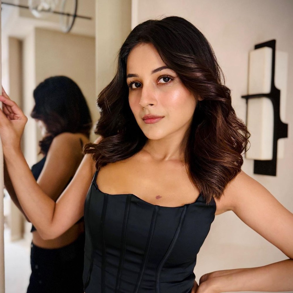 Shehnaaz Gill drops PICS in cozy pyjama look from her late-night stroll at Time Square, don’t miss Aly Goni’s witty reaction  Shehnaaz Gill drops PICS in cozy pyjama look from her late-night stroll at Time Square, don’t miss Aly Goni’s witty reaction