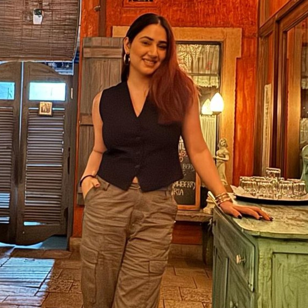 PICS: Disha Parmar turns heads in black dress and sparkling heart-shaped bag; guess the price tag of the bag PICS: Disha Parmar turns heads in black dress and sparkling heart-shaped bag; guess the price tag of the bag