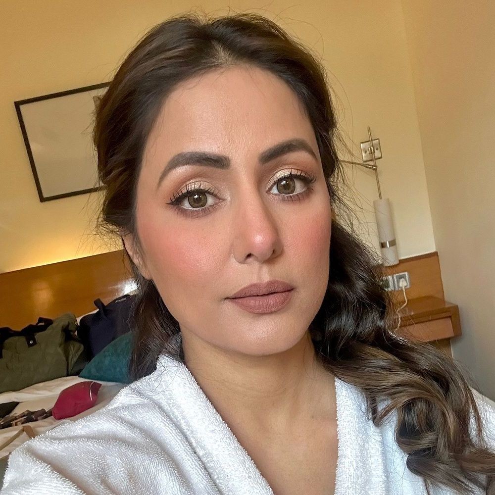  Hina Khan flaunts bob cut in style amid breast cancer battle: 'Sorry yaar breakdown ho...