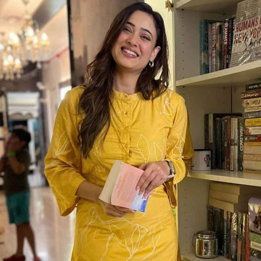 Aapka Apna Zakir's Shweta Tiwari aces her boss lady look in comfy yellow and white form...