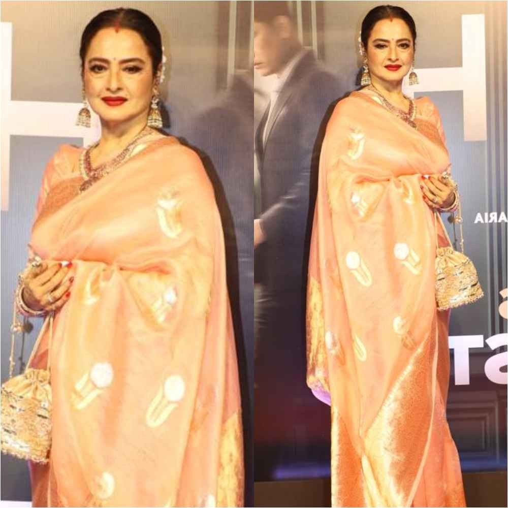 Rekha dons her trademark peach silk saree with gold potli bag for Janhvi Kapoor’s Ulajh screening Rekha dons her trademark peach silk saree with gold potli bag for Janhvi Kapoor’s Ulajh screening
