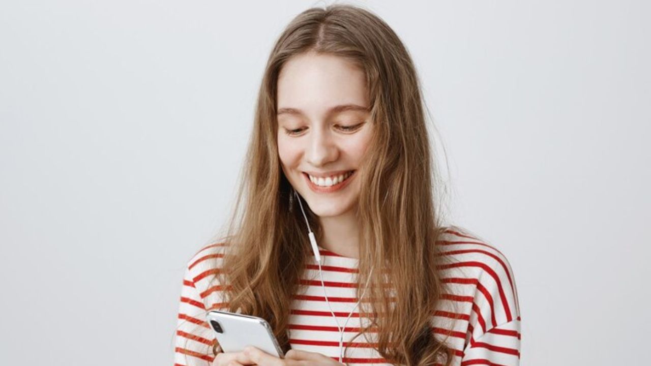 How to make a girl like u over text