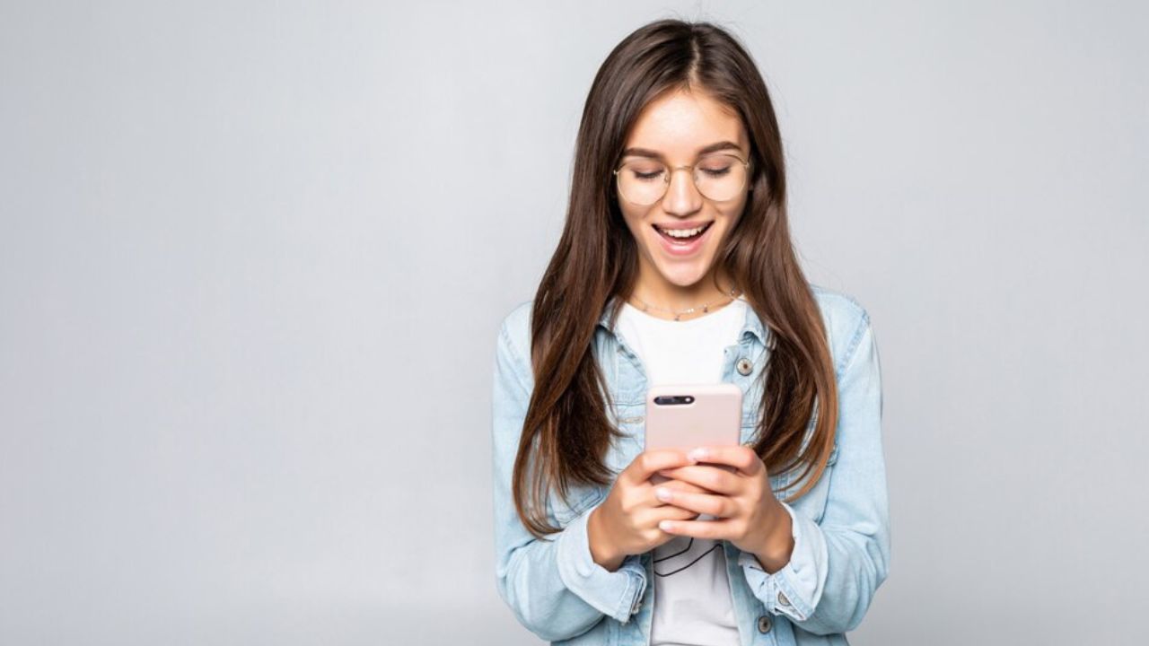 How to get a girl to like you over text