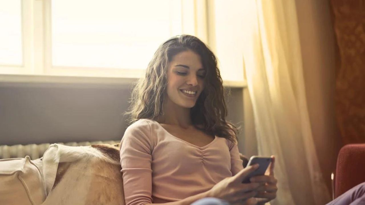 How to make a girl fall for you through text