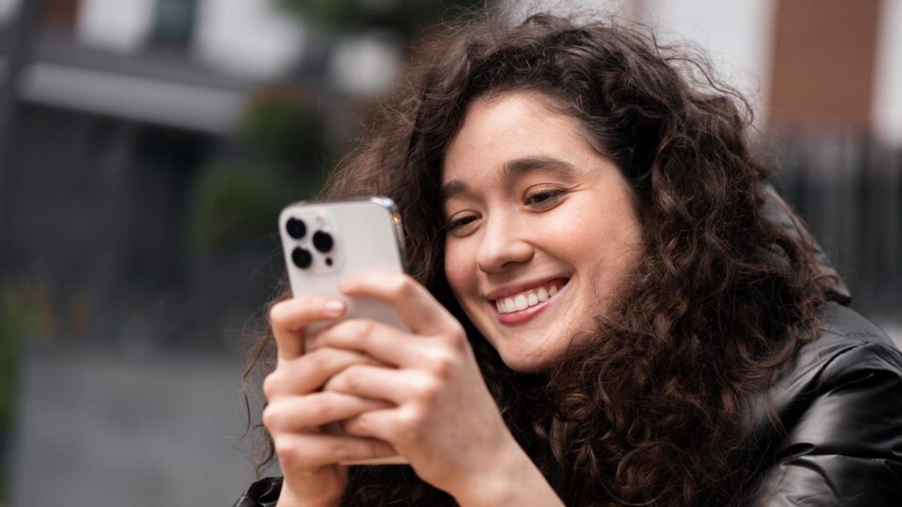 How to make your female friend fall in love with you over text