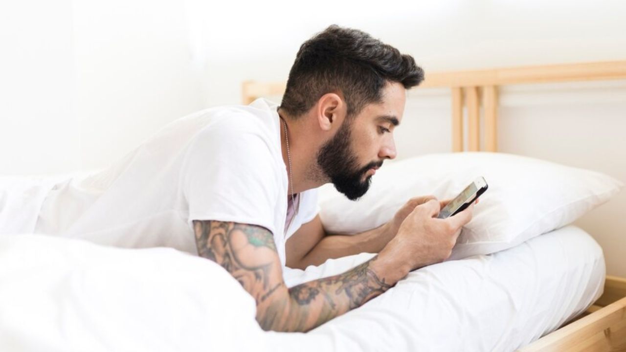 How to make a girl fall in love with you over text