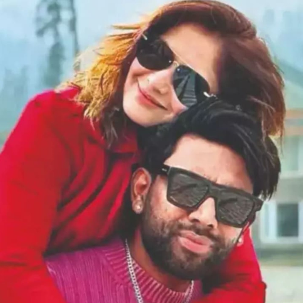 Arti Singh recreates Dilwale Dulhaniya Le Jayenge pose in front of Shah Rukh Khan- Kajo...