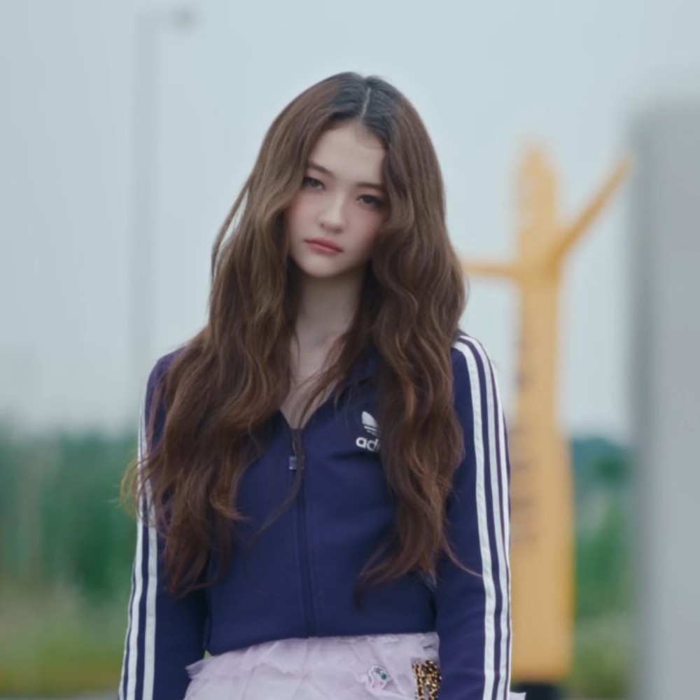  Who is Ella McKenzie Gross? First member of THE BLACK LABEL's MEOVV and BLACKPINK's be...