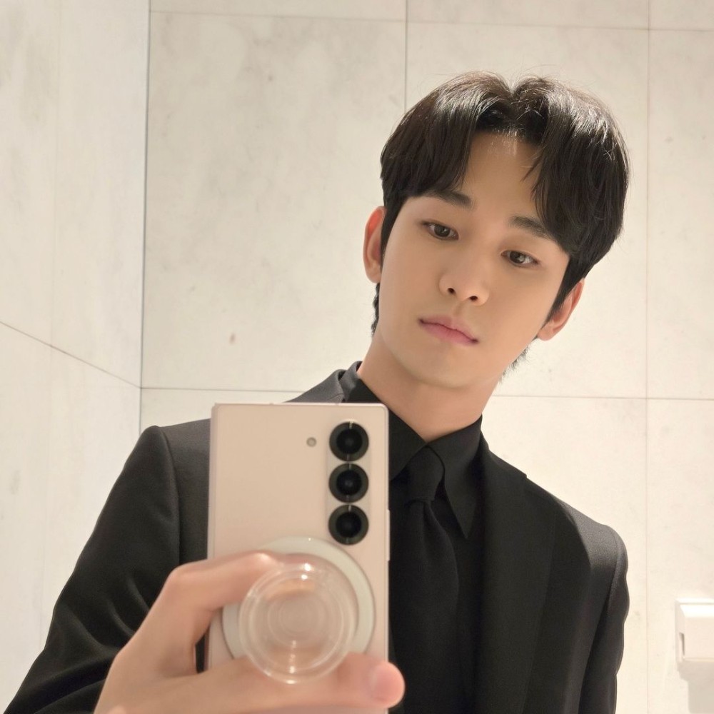  ‘My name please’: Kim Soo Hyun appears surprised as fans cheer for Kim Ji Won at his E...