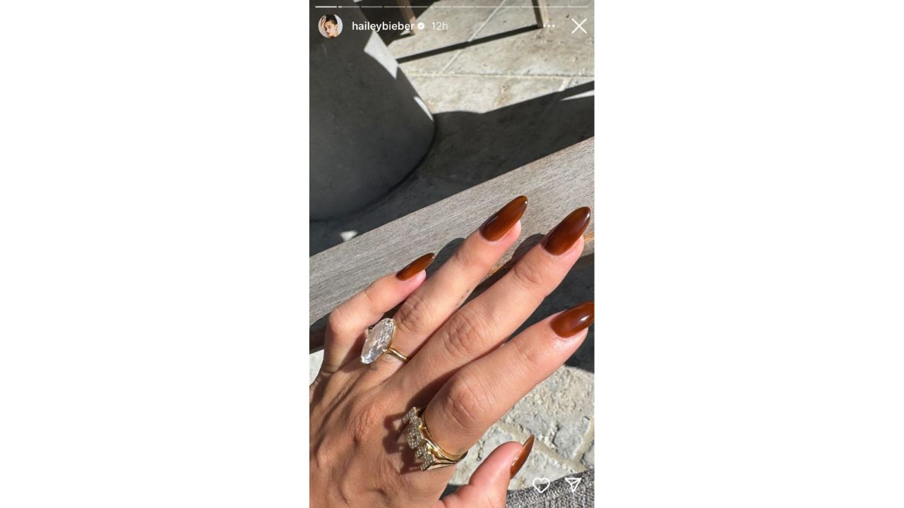 Hailey Bieber shows off her 'MOM' ring (CC: Instagram)