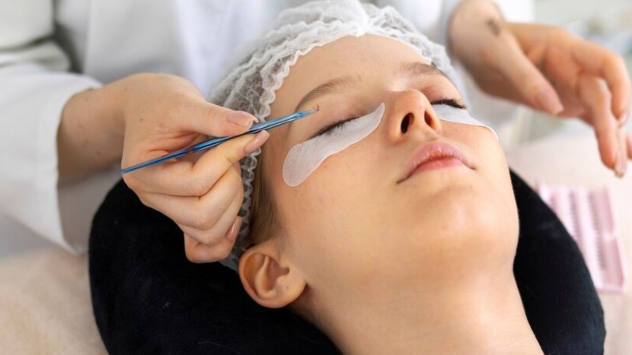 How to Remove Eyelash Extensions 
