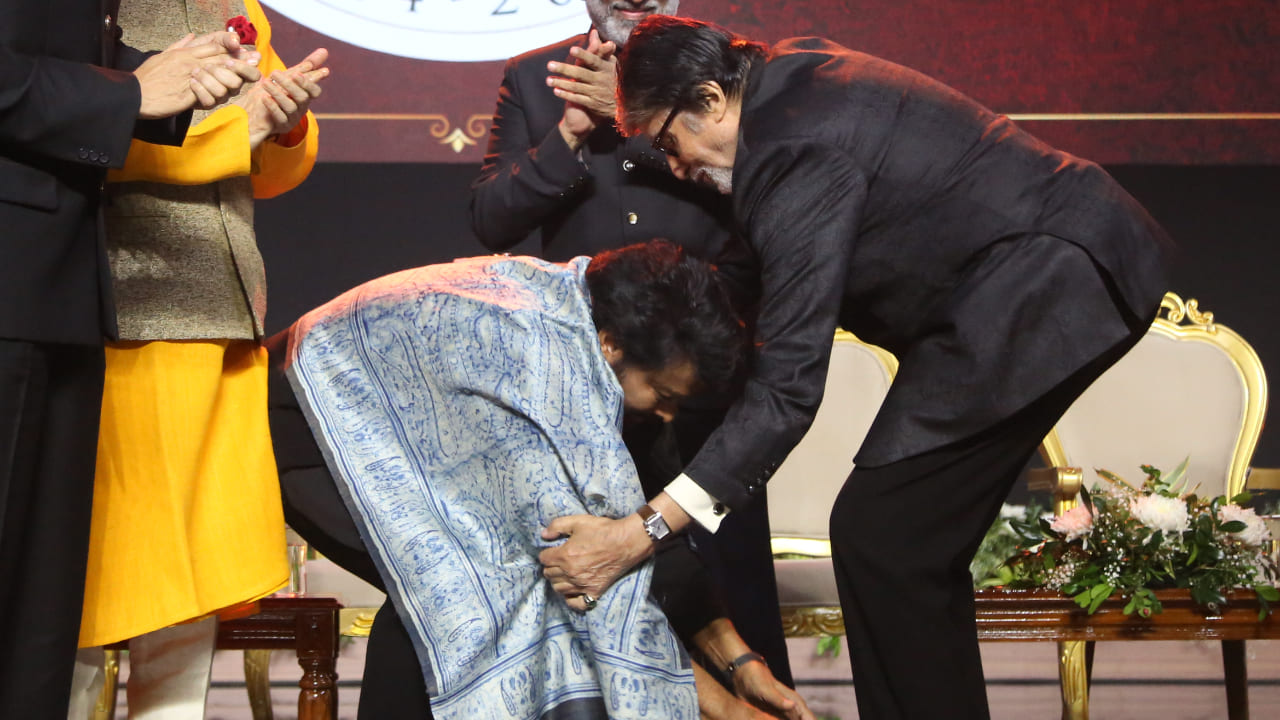 Chiranjeevi touches Amitabh Bachchan's feet (PC: APH)