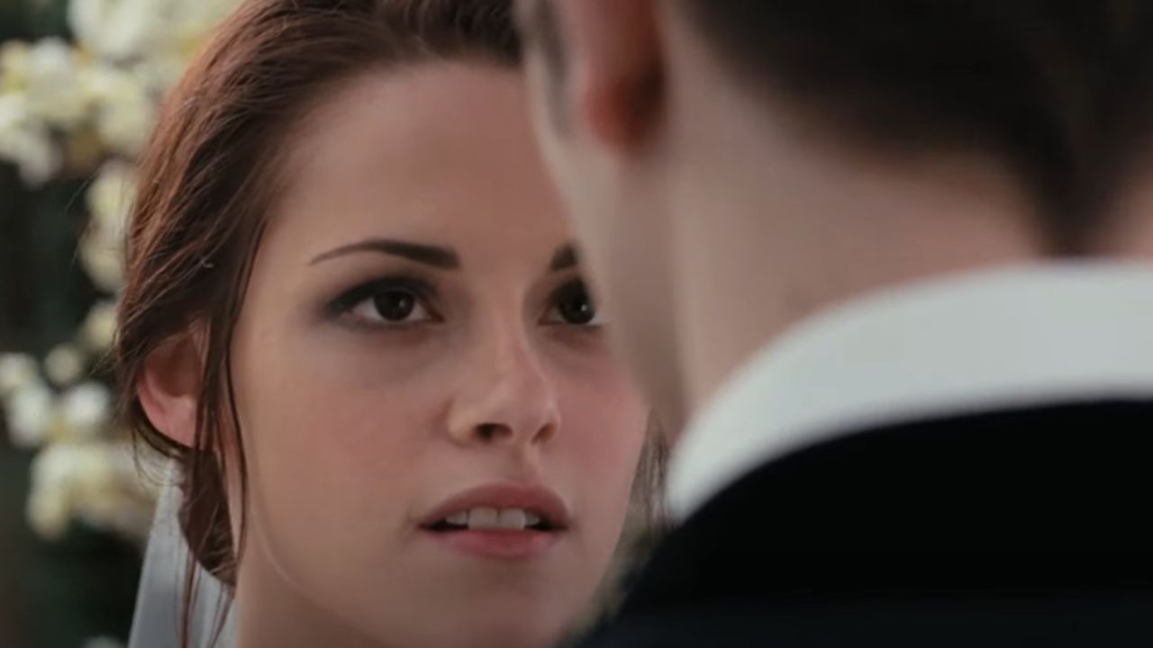 Kristen Stewart and Robert Pattinson (via YouTube)
