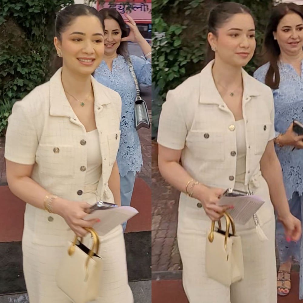 Sara Tendulkar slays in her white co-ord set but it’s the Bvlgari bag worth Rs 2,74,462 that really takes the cake Sara Tendulkar slays in her white co-ord set but it’s the Bvlgari bag worth Rs 2,74,462 that really takes the cake