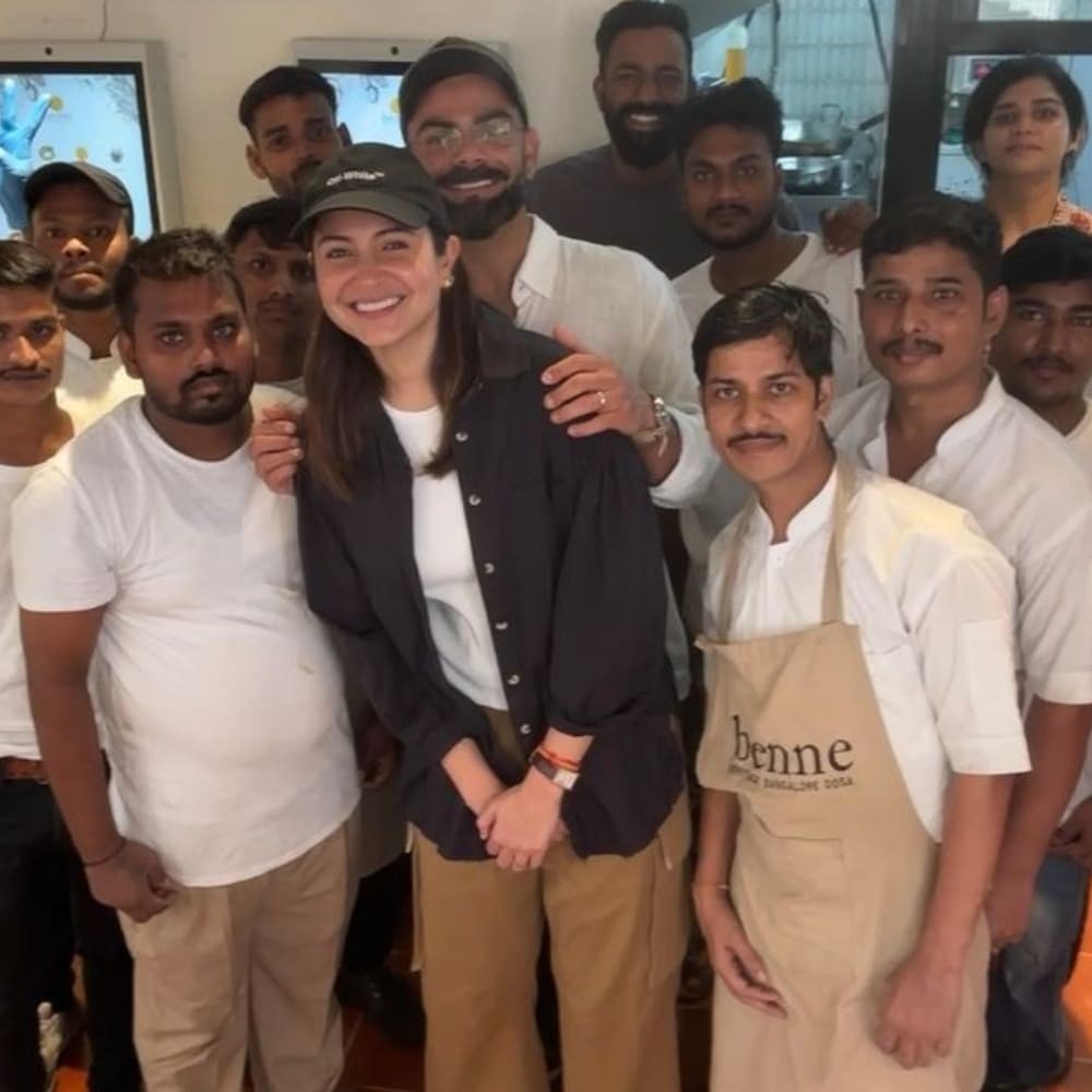  Virat Kohli and Anushka Sharma serve casually cool style in monochrome outfits on Dosa...