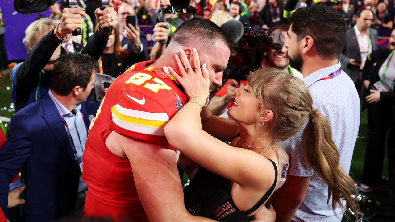 Travis Kelce and Taylor Swift (via Getty Images)
