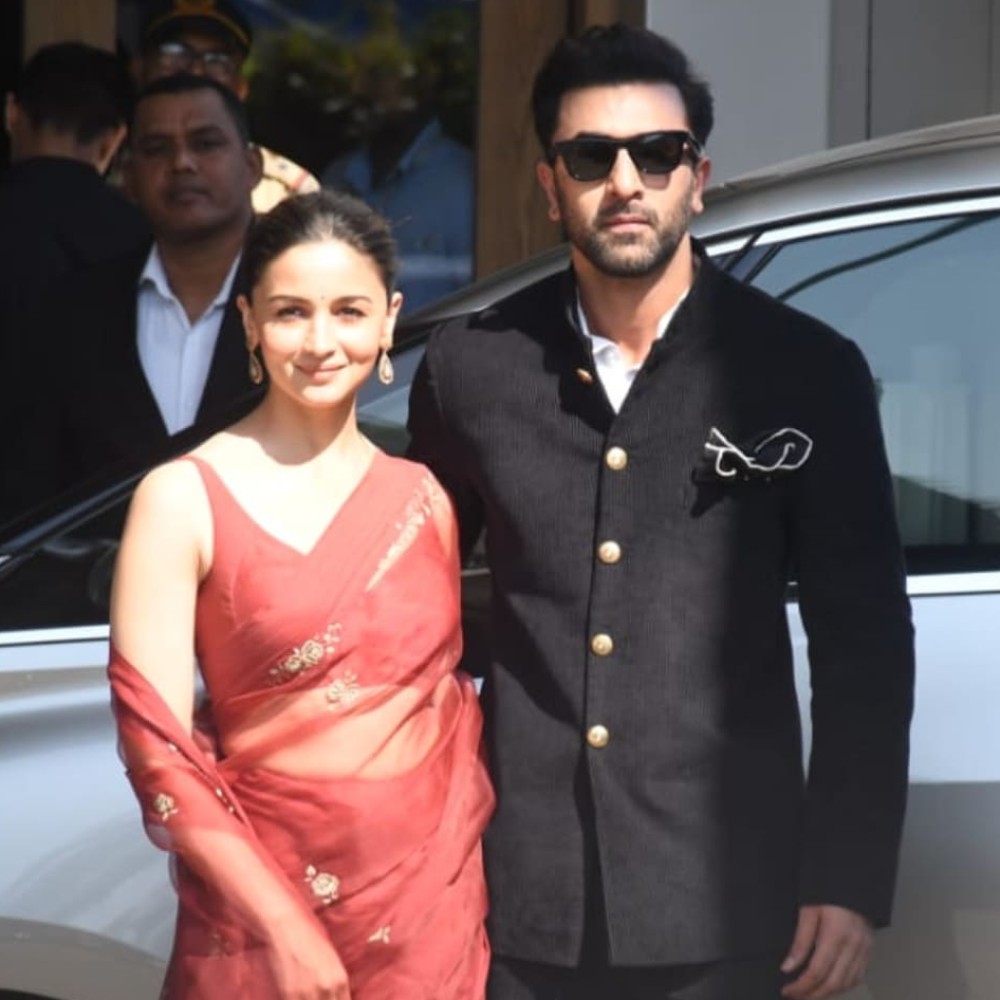 Alia Bhatt stuns in basic saree with embroidered elements, which looks minimal and eleg... Alia Bhatt stuns in basic saree with embroidered elements, which looks minimal and eleg...