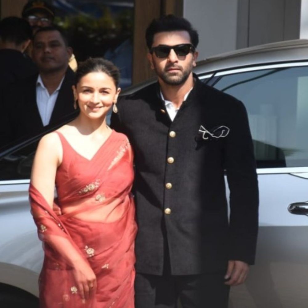 Alia Bhatt stands next to Neetu Kapoor, Kareena Kapoor holds brother Ranbir Kapoor clos... Alia Bhatt stands next to Neetu Kapoor, Kareena Kapoor holds brother Ranbir Kapoor clos...