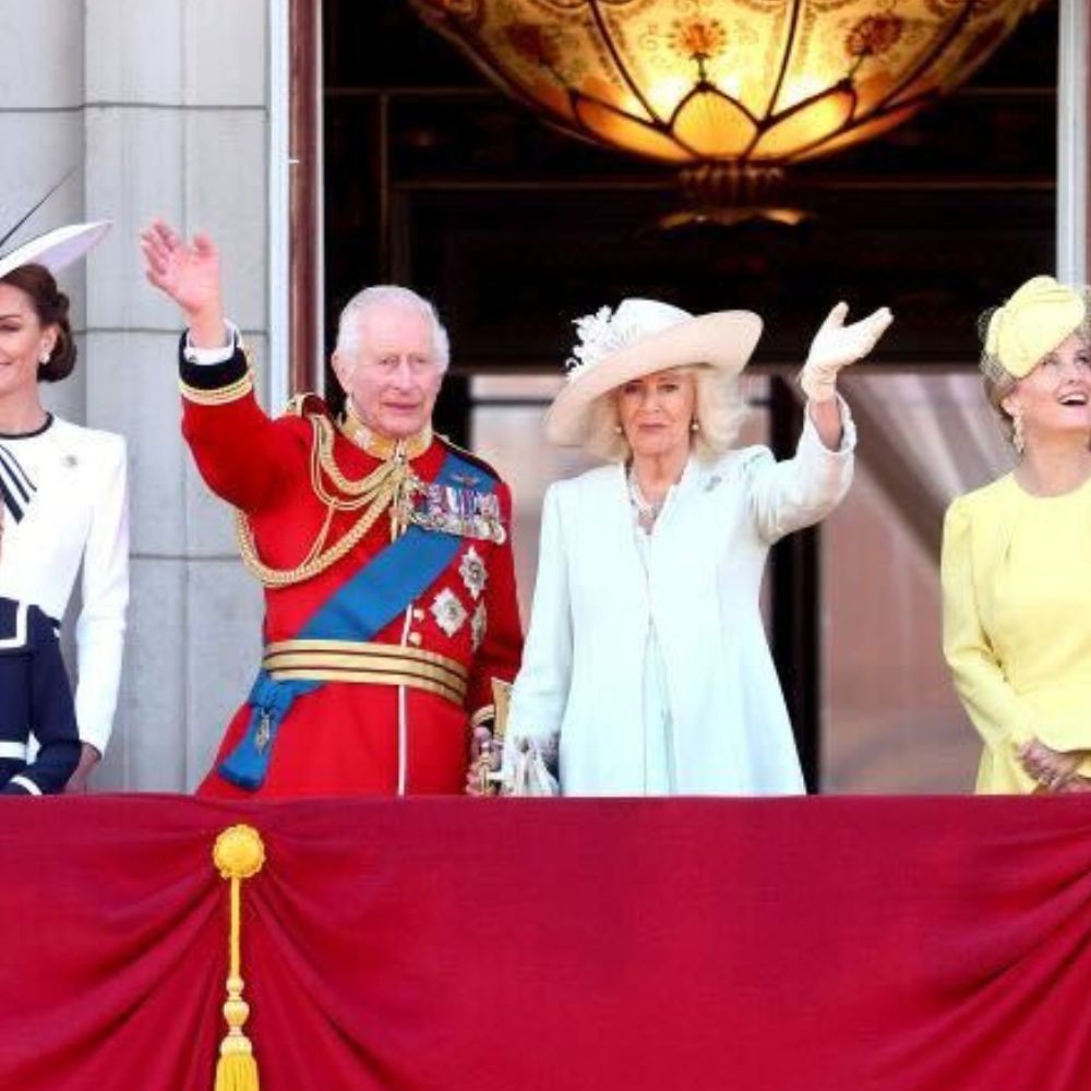 Buckingham Palace Investigates After Housemaid Gets Arrested For Breaking Glass & Assau... Buckingham Palace Investigates After Housemaid Gets Arrested For Breaking Glass & Assau...