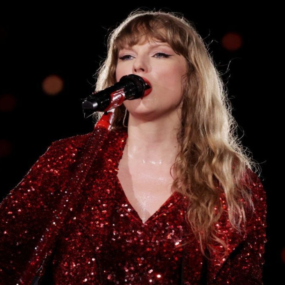 Taylor Swift Surprises Young Fans at Kansas City Children's Hospital After Wrapping Era... Taylor Swift Surprises Young Fans at Kansas City Children's Hospital After Wrapping Era...