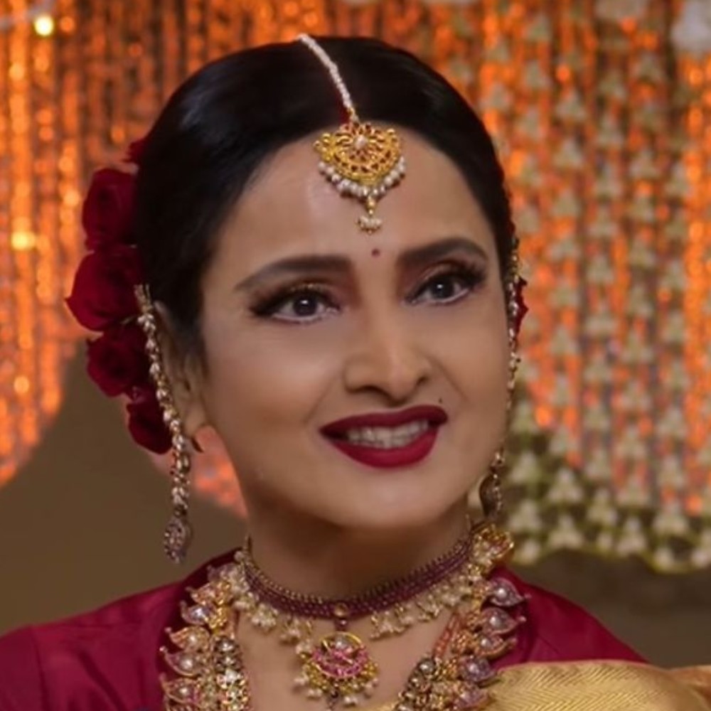 The Great Indian Kapil Show: Rekha credits mom for her iconic looks; admits to applying... The Great Indian Kapil Show: Rekha credits mom for her iconic looks; admits to applying...