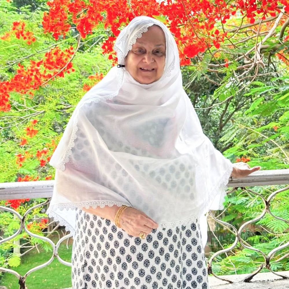 Saira Banu develops two clots in her calf after being diagnosed with pneumonia: Reports Saira Banu develops two clots in her calf after being diagnosed with pneumonia: Reports