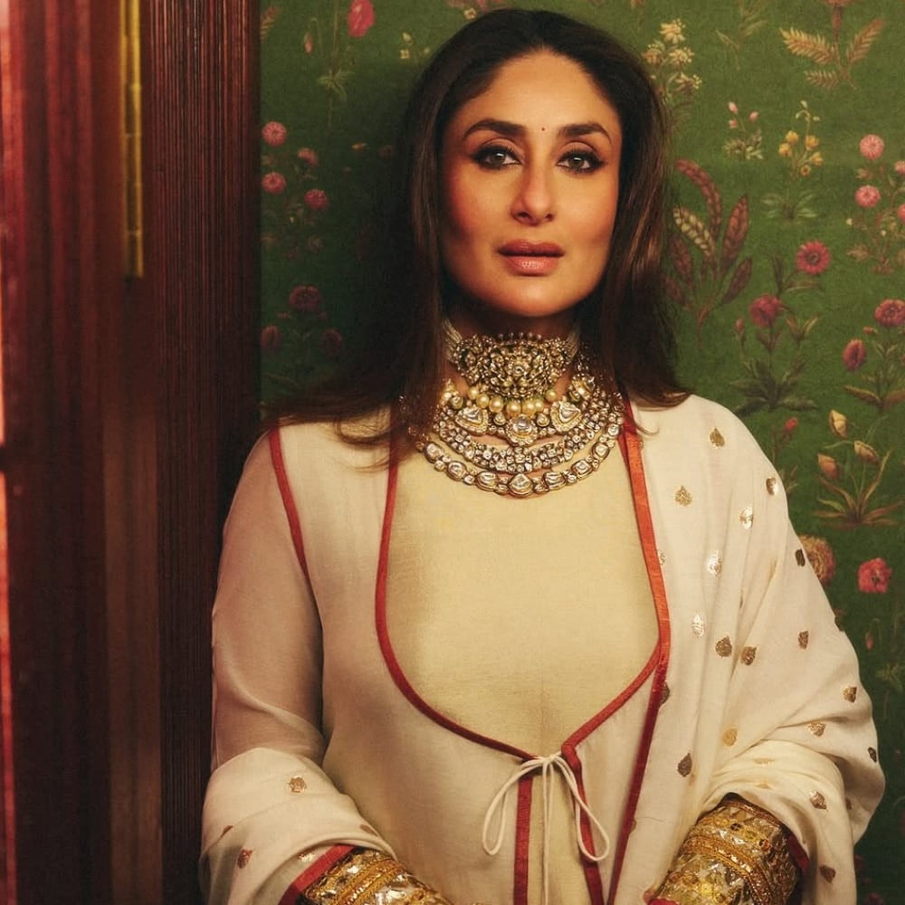Kareena Kapoor Khan stuns in Rs 32,000 ivory kurta set at Raj Kapoor's 100-day celebrat... Kareena Kapoor Khan stuns in Rs 32,000 ivory kurta set at Raj Kapoor's 100-day celebrat...