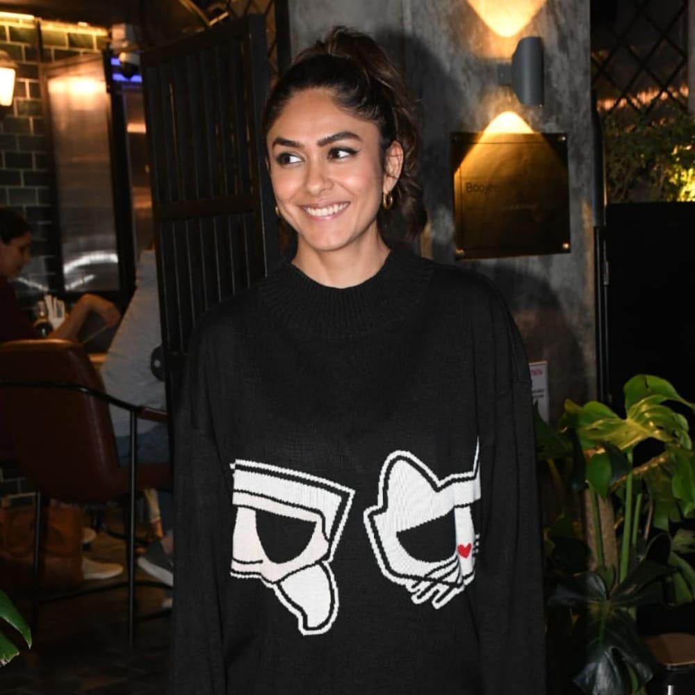 Mrunal Thakur in the cozy, casual black and blue combination shows that winter fashion ... Mrunal Thakur in the cozy, casual black and blue combination shows that winter fashion ...