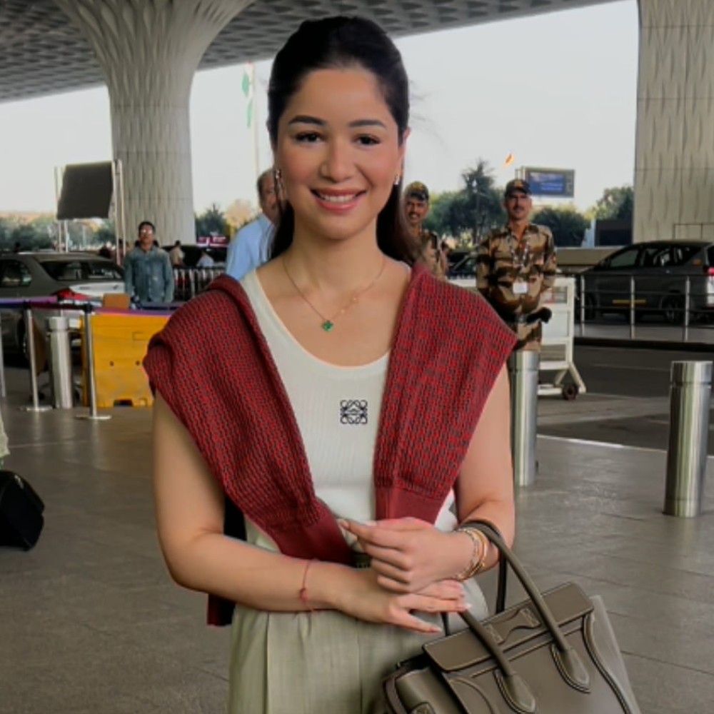 Sara Tendulkar rocks her semi-formal airport look with Celine bag and SRK-style sweater... Sara Tendulkar rocks her semi-formal airport look with Celine bag and SRK-style sweater...
