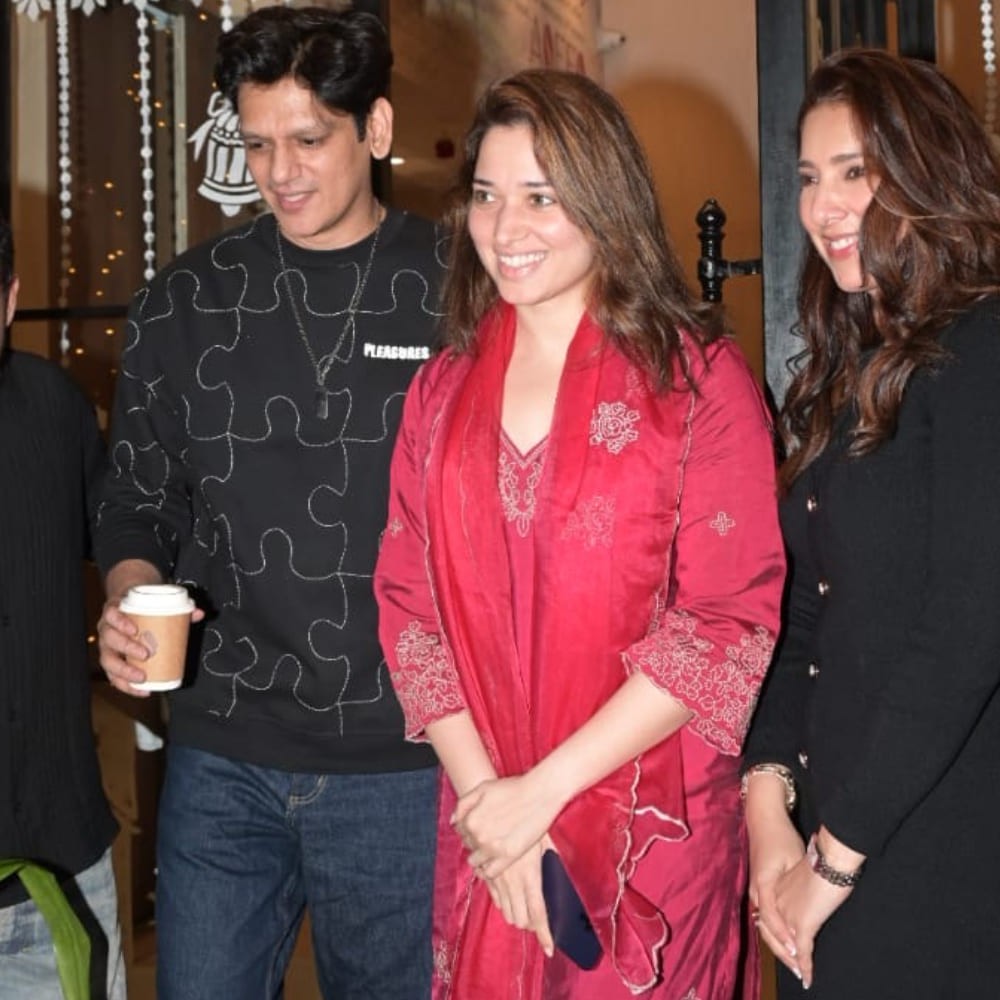 Tamannaah Bhatia's elegant red suit for outing with Vijay Varma is the Christmas fashio... Tamannaah Bhatia's elegant red suit for outing with Vijay Varma is the Christmas fashio...