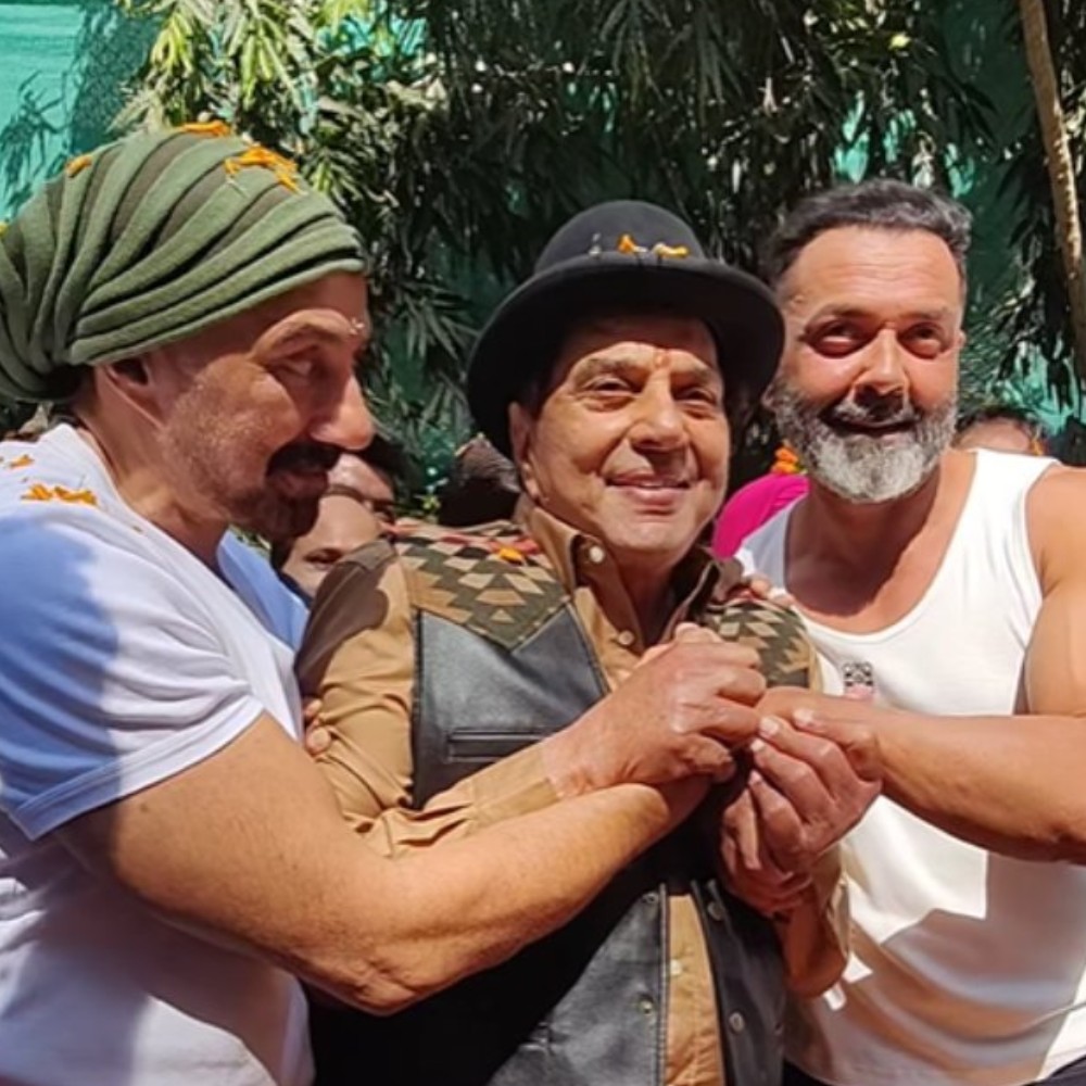 Sunny Deol fulfills son's duties as he requests media to give Dharmendra some space aft... Sunny Deol fulfills son's duties as he requests media to give Dharmendra some space aft...