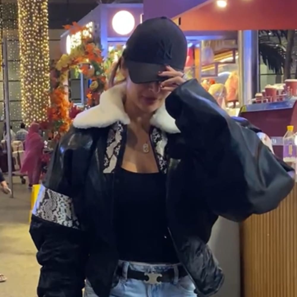 Malaika Arora in flared denim and Yankees cap has fully mastered the art of airport fas... Malaika Arora in flared denim and Yankees cap has fully mastered the art of airport fas...