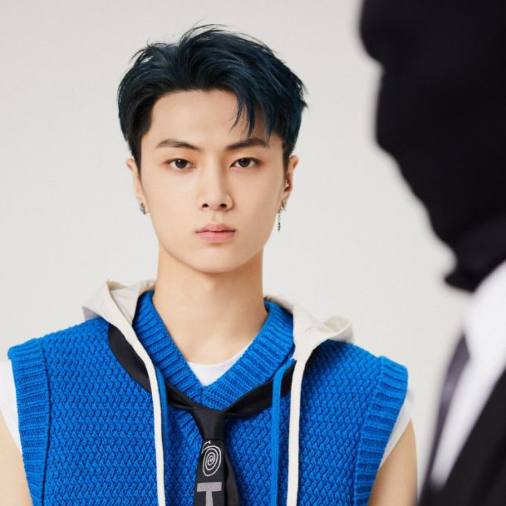 ENHYPEN’s Jay spotted with a woman; fans debate if it's his mother or girlfriend, datin... ENHYPEN’s Jay spotted with a woman; fans debate if it's his mother or girlfriend, datin...