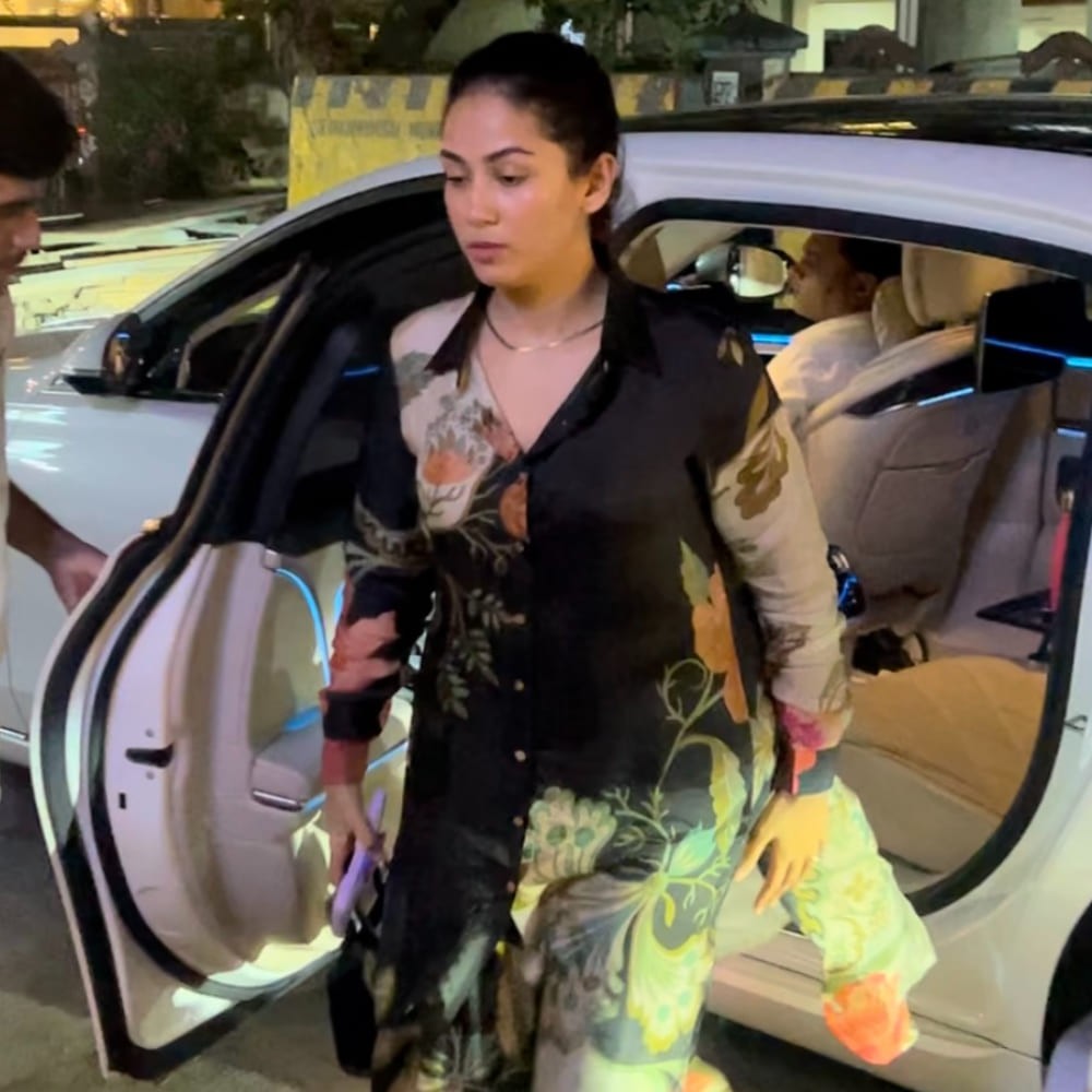 Mira Kapoor gives date night a desi upgrade with black floral kurta set and it’s steali... Mira Kapoor gives date night a desi upgrade with black floral kurta set and it’s steali...