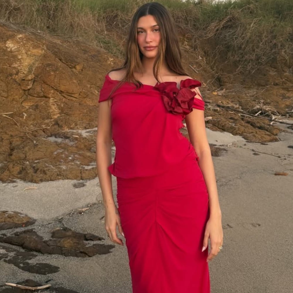 Hailey Bieber ensures she's on best dressed list this Christmas as she turns heads in a stunning red co-ord set  Hailey Bieber ensures she's on best dressed list this Christmas as she turns heads in a stunning red co-ord set