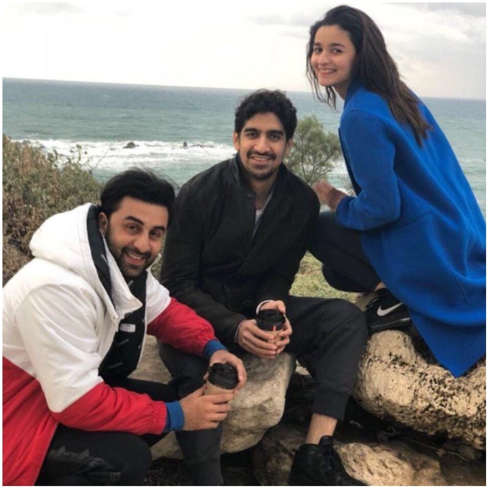 Alia Bhatt and Ranbir Kapoor return to Mumbai as Ayan Mukerji’s father Deb Mukherjee passes away: WATCH Alia Bhatt and Ranbir Kapoor return to Mumbai as Ayan Mukerji’s father Deb Mukherjee passes away: WATCH