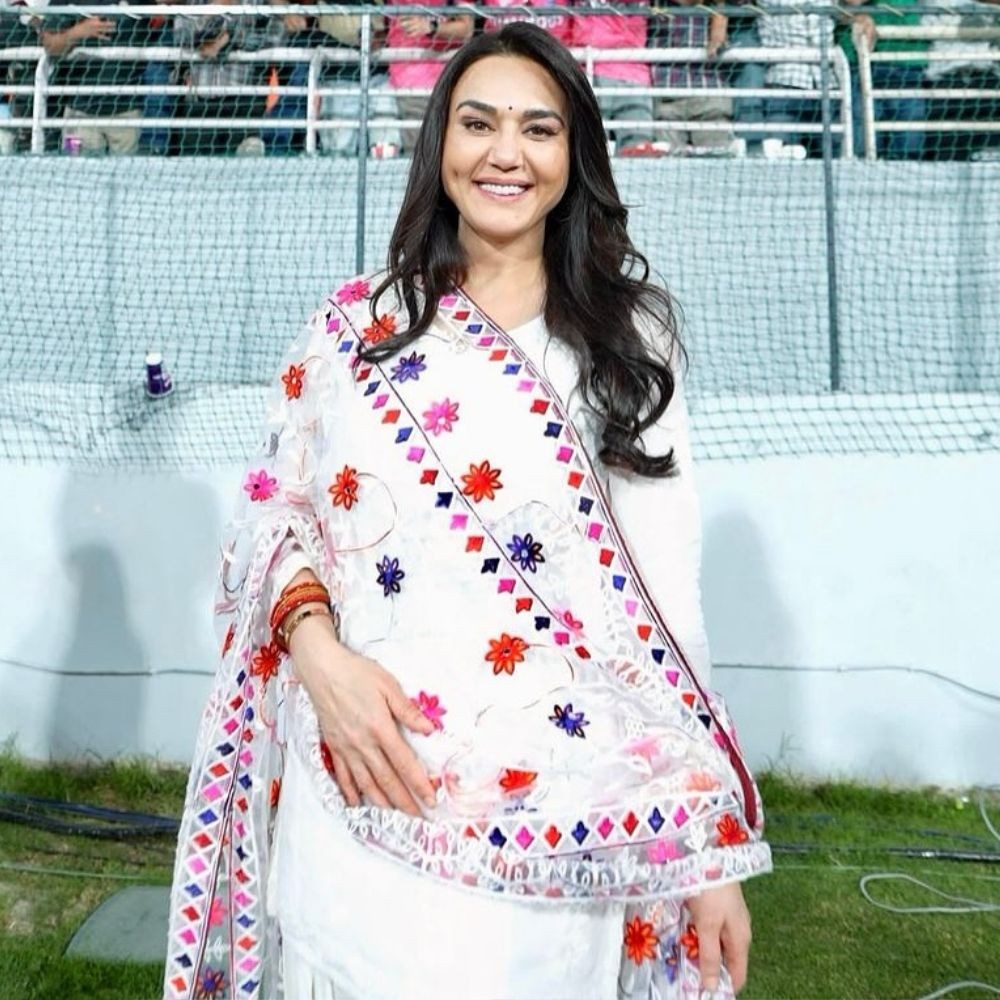 Preity Zinta’s reaction to Virat Kohli showing her phone is best thing on Internet; is she looking at Vamika and Akaay's pics?
