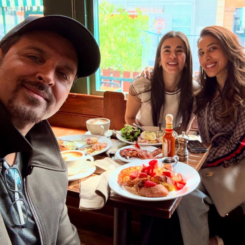 Hrithik Roshan and girlfriend Saba Azad enjoy meal with Sophie Choudry and it's exactly the kind of food we want on Sunday