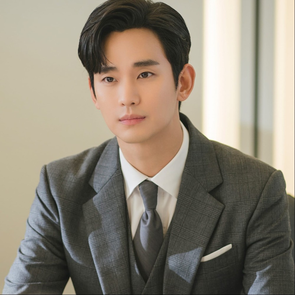 Kim Soo Hyun's subway ad in Seoul sparks uproar amid Kim Sae Ron dating scandal; netizens label him 'Kim beggar Hyun'