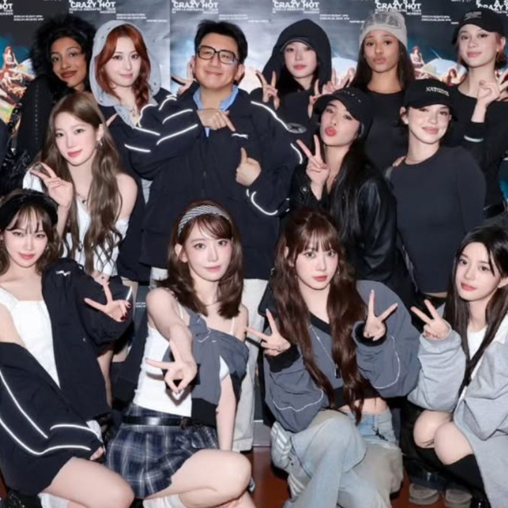 Bang Si Hyuk is 'united' with HYBE girls LE SSERAFIM, KATSEYE and ILLIT, against the world in new PIC from concert