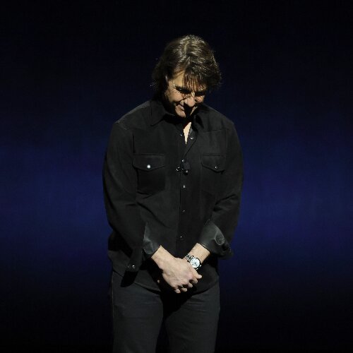 Tom Cruise leads a moment of silence for Val Kilmer (Getty Images)
