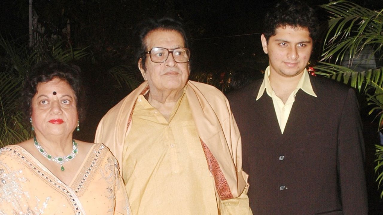 Manoj Kumar and family (via Getty Images)