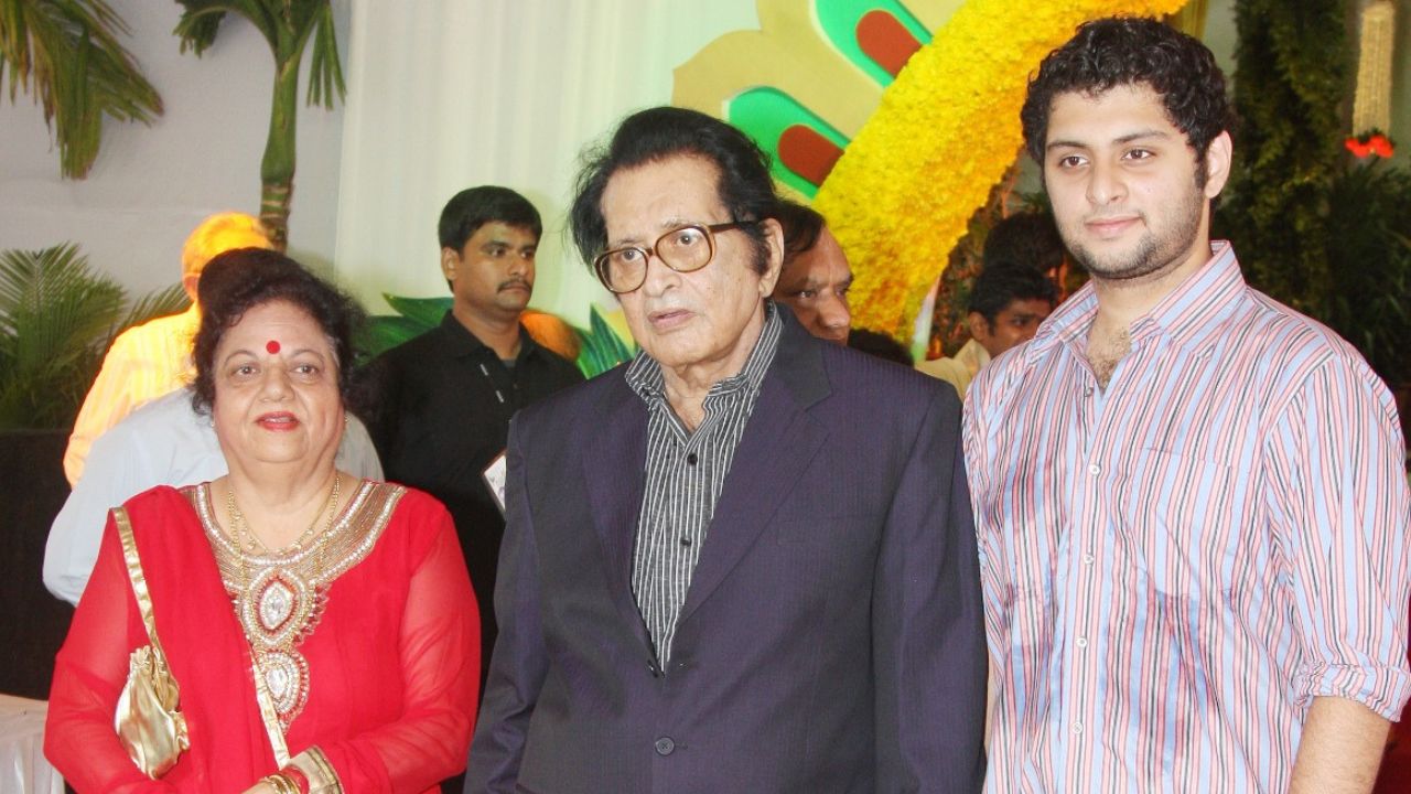 Manoj Kumar with family (via Getty Images)