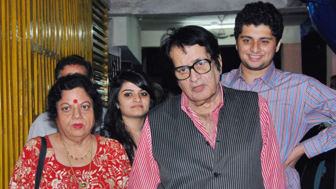Manoj Kumar with family (via Getty Images)