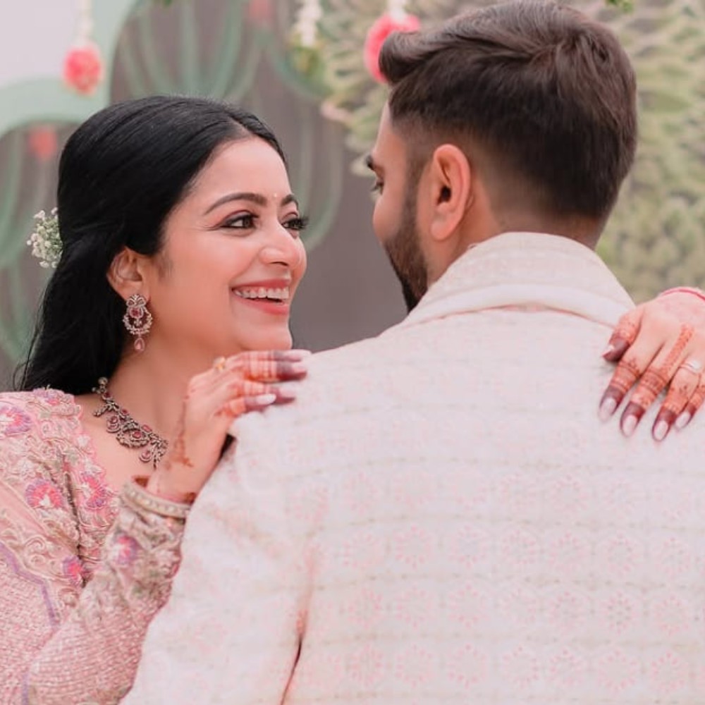 Tamil actress and Bigg Boss fame Janani announces engagement with pilot Roshan Shyam; PICS